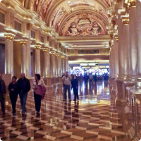 Il casinò non ha risparmiato su addobbi e decorazioni.