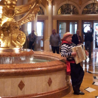Un artista, vestico con gli abiti tradizionali veneziani, accoglie i partecipanti.