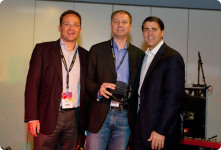 Andy Hunt, vicepresidente dei parternariati EMEA di VMware (a sinistra), e Carl Eschenbach, vicepresidente di VMware incaricato delle operazioni commerciali (a destra), hanno consegnato il trofeo a Benoit Lavergne, direttore marketing e vendite EMEA in OVH.